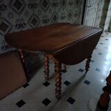 Round wooden table with 3 extensions