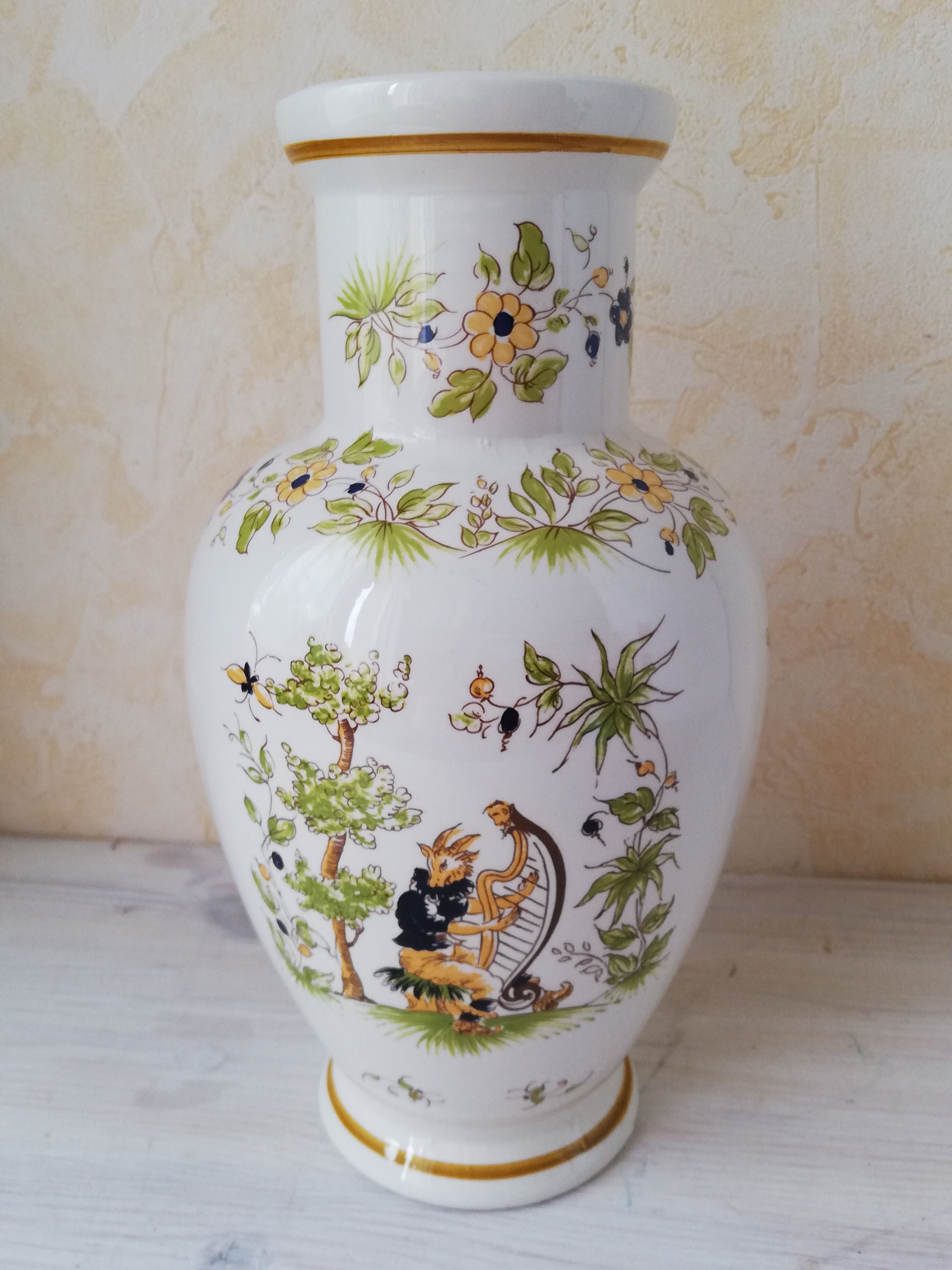 Vase old Moustier eighteenth century