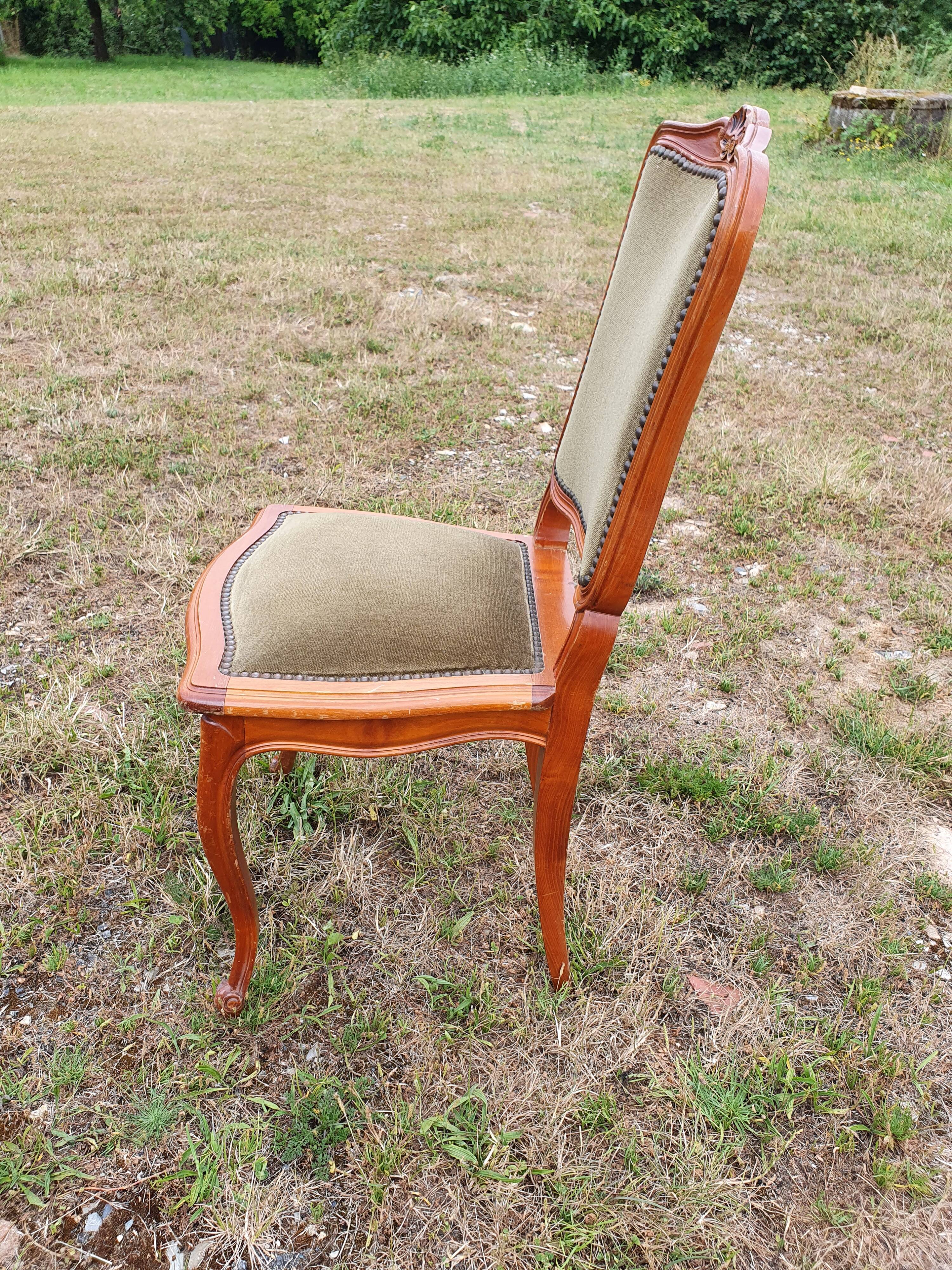 6 chaises de style Louis XV en velours vert olive