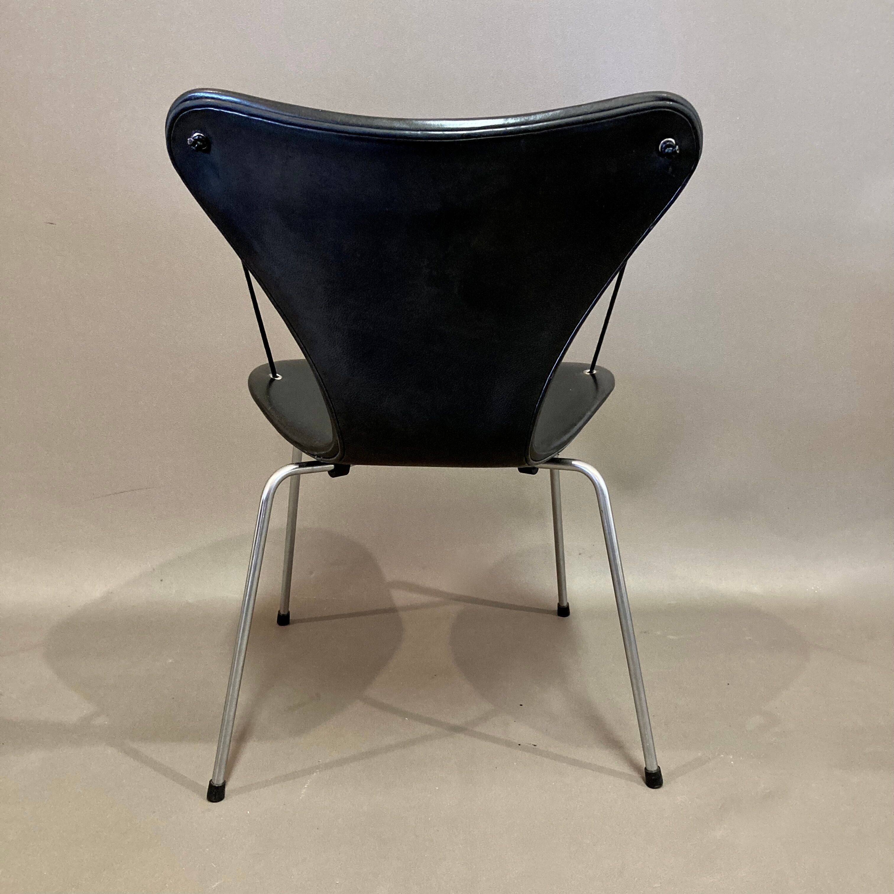 Set of 4 Arne Jacobsen chairs.