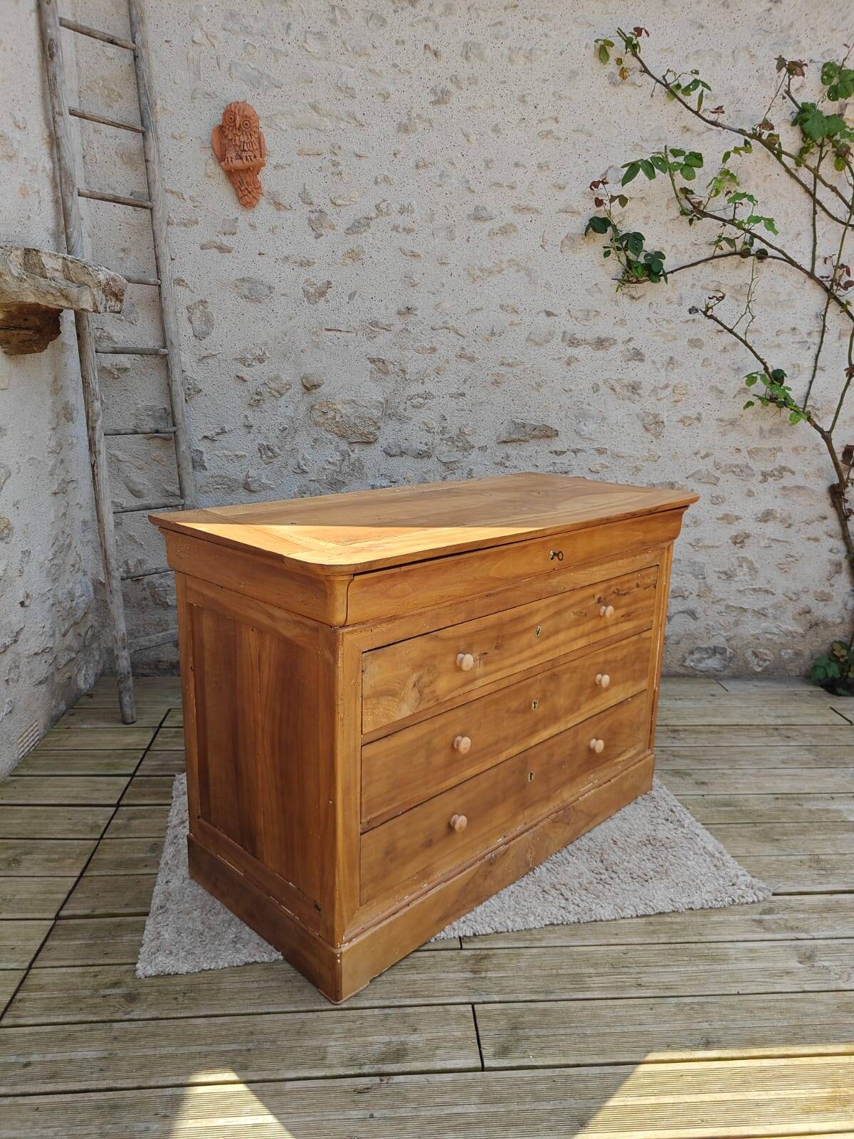 Walnut chest of drawers