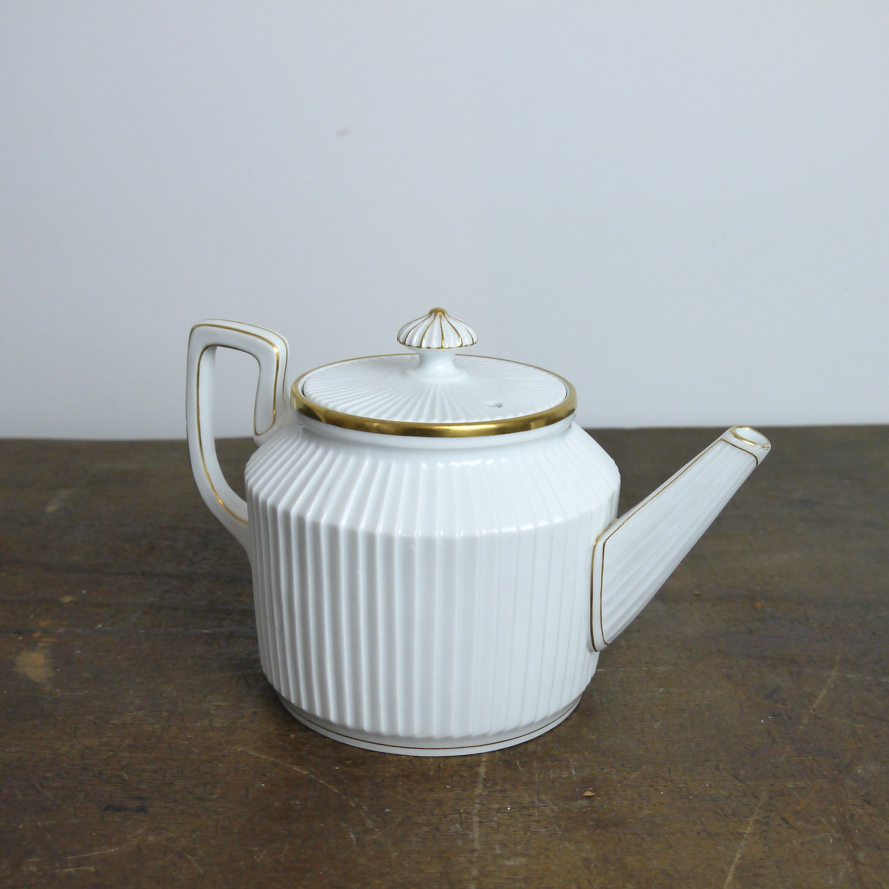Mehun porcelain white teapot and porcelain gold