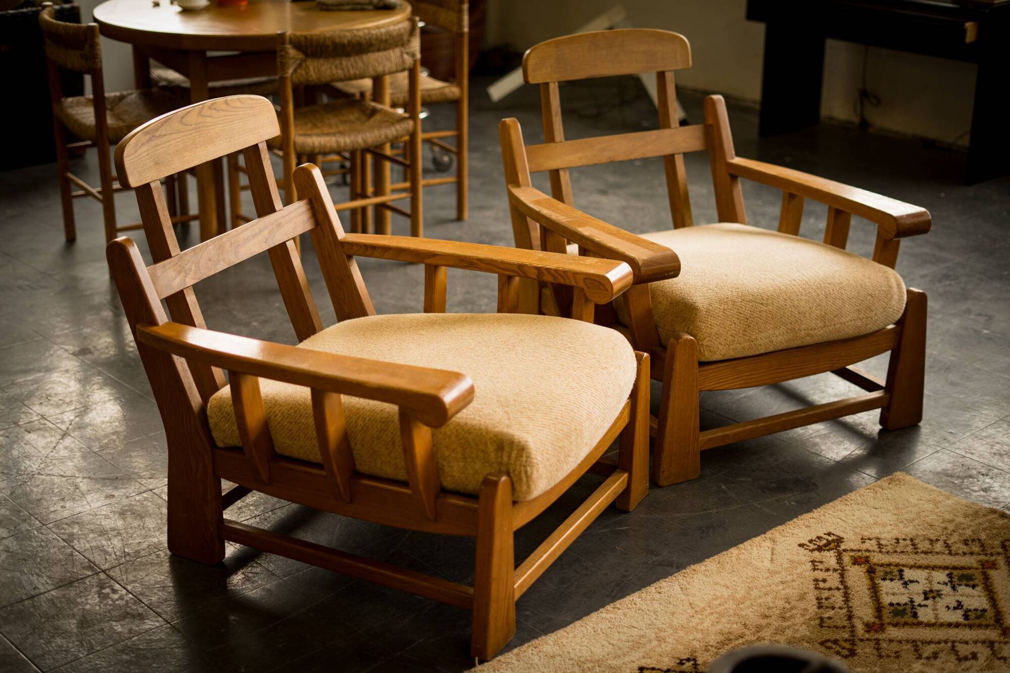 Fauteuils en orme édité par Maison Regain 1980