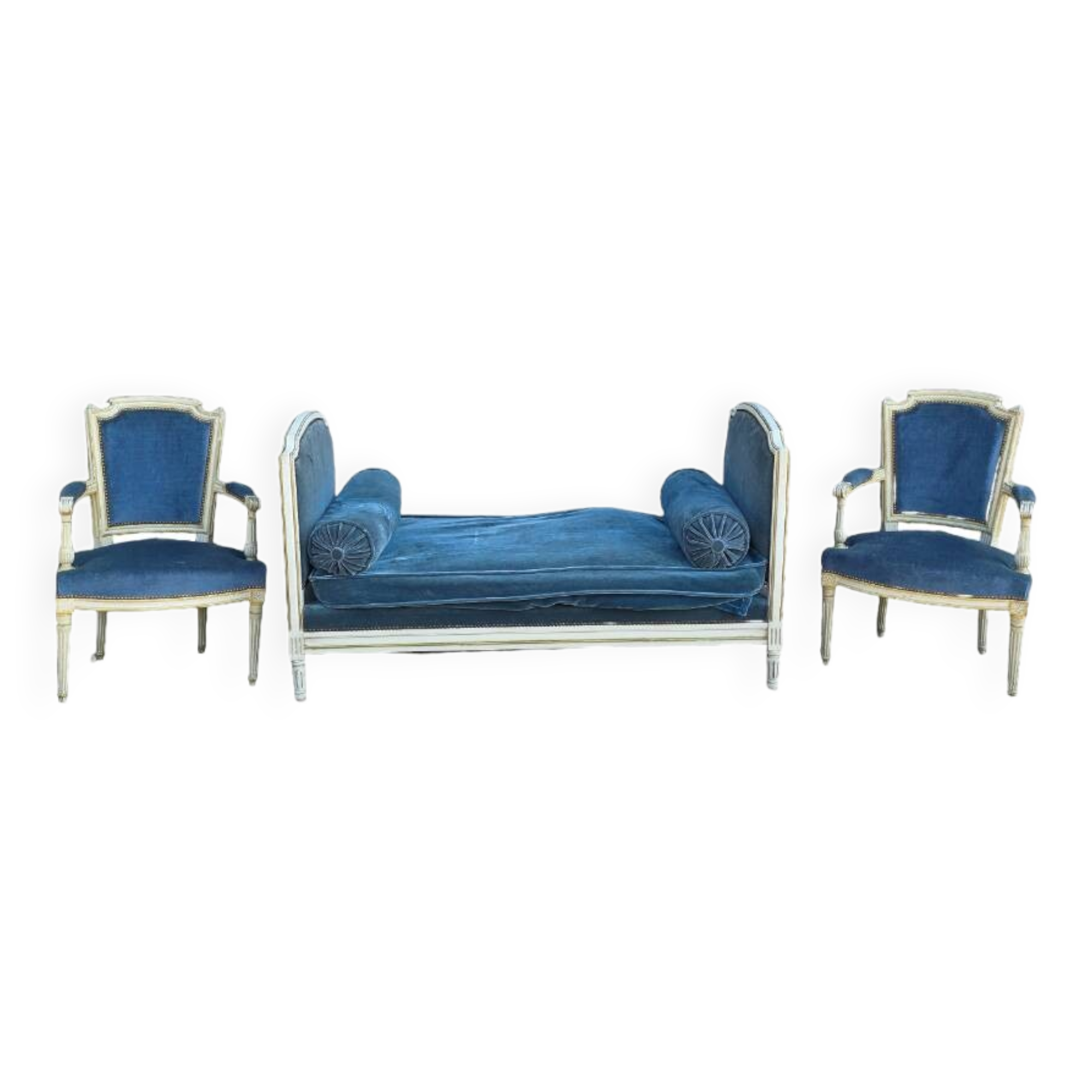 Living room with daybed and two armchairs