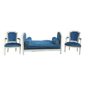 Living room with daybed and two armchairs