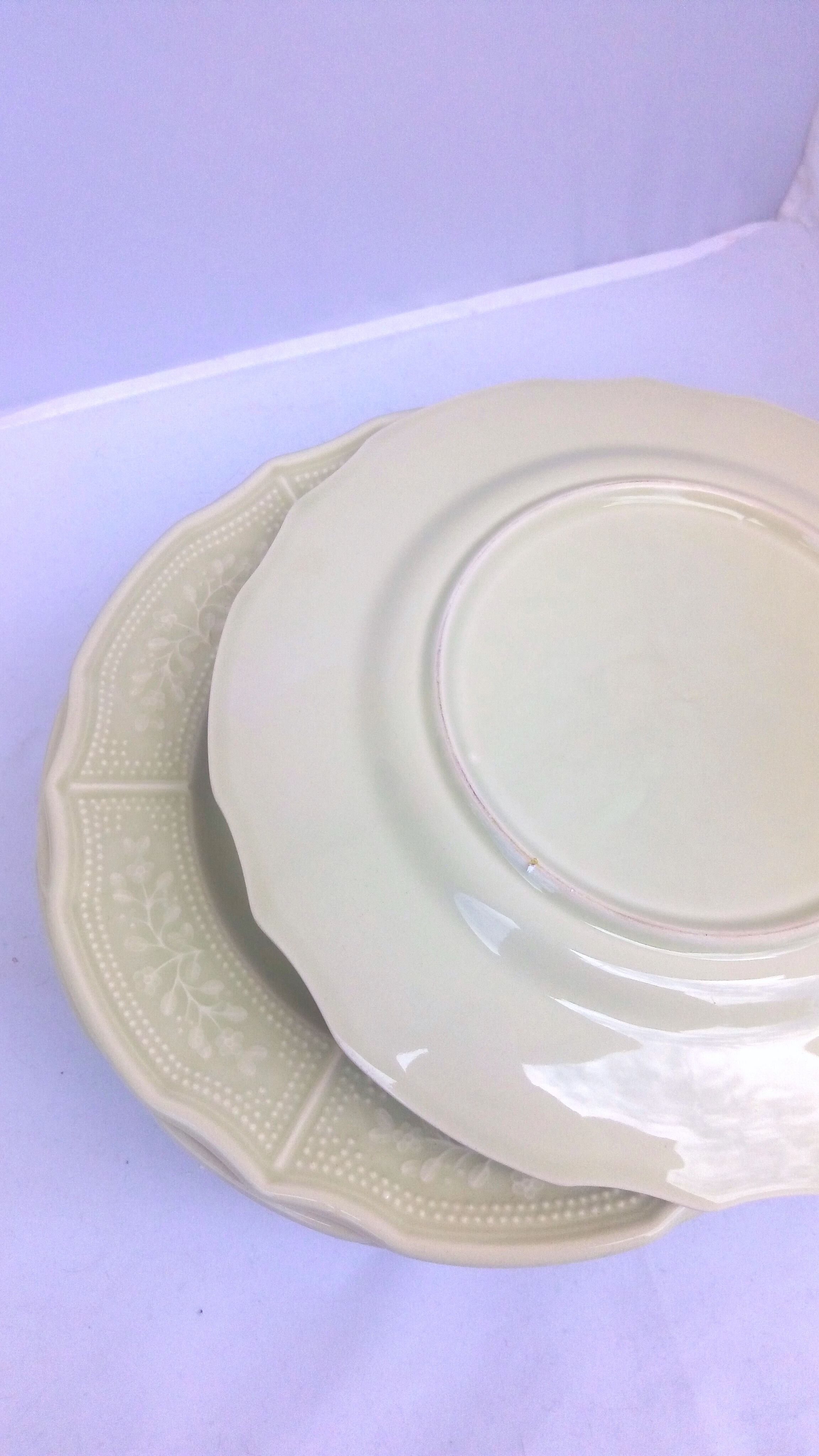 Lot of 10 pale green flower plates