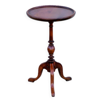 Pedestal table
