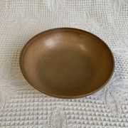 Saladier en grès vernissé Longchamp, datant des années 1970., dans les tons bruns