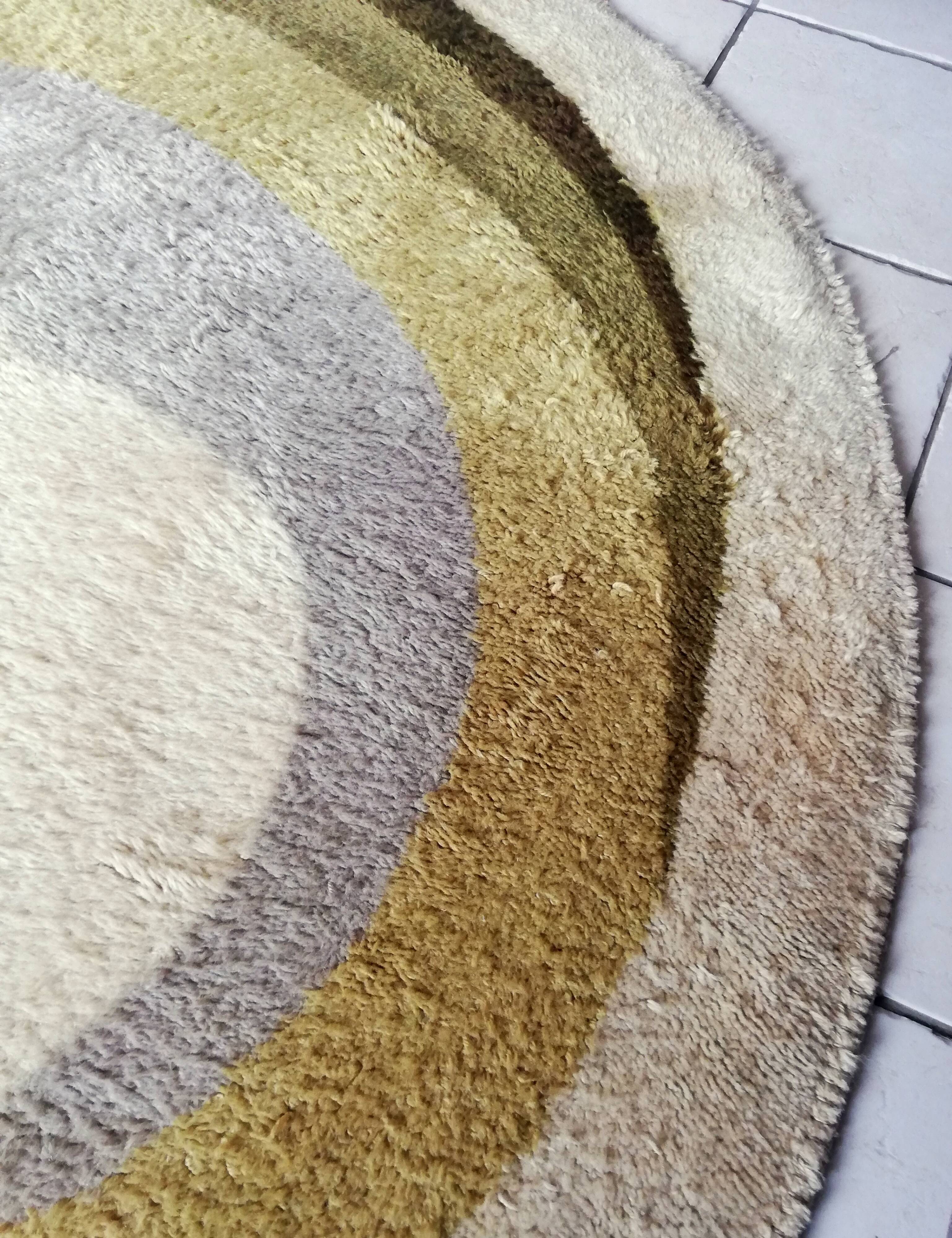 Desso round carpet, 70s