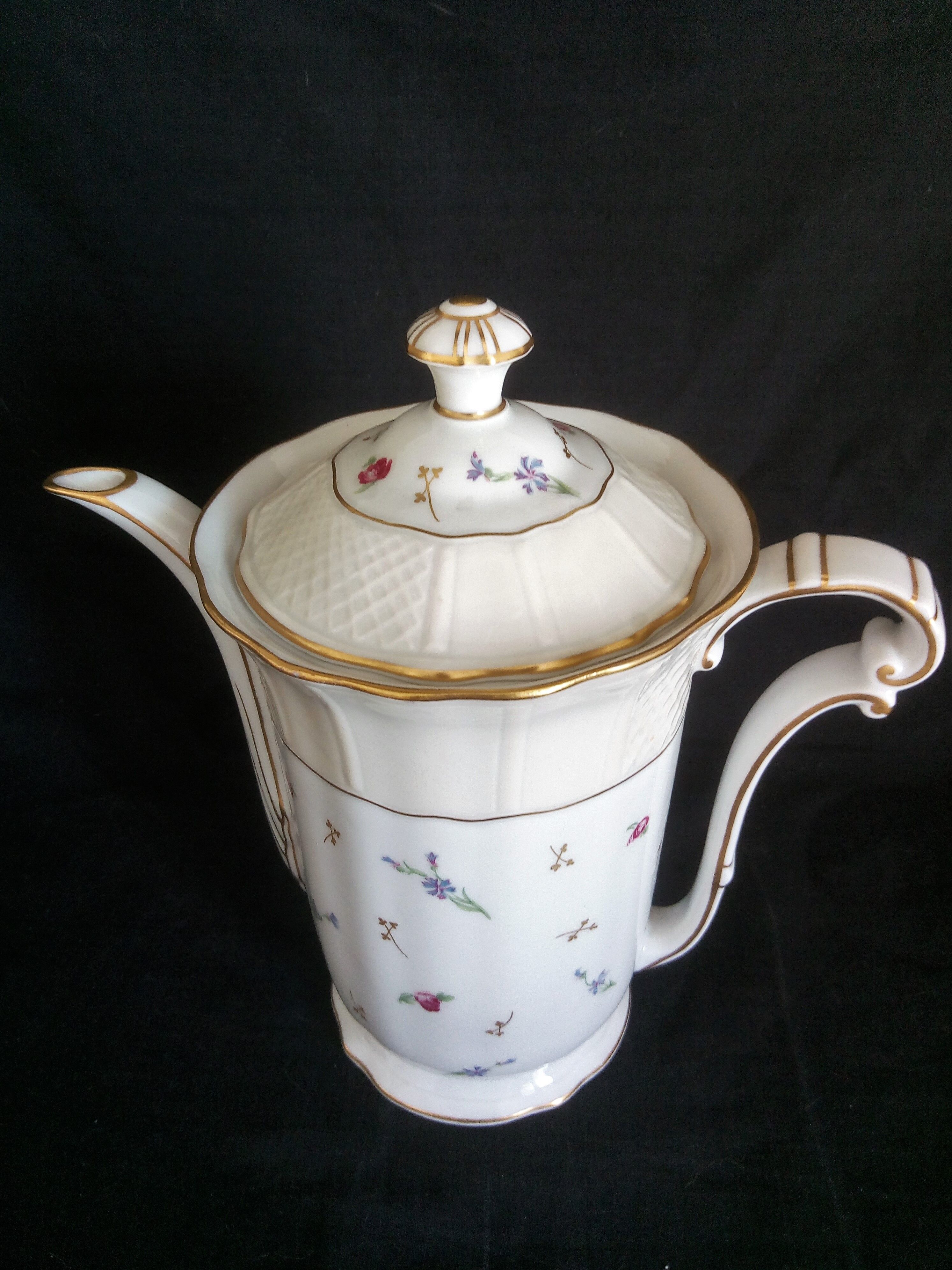 L. Bernardaud & Cie. - Limoges porcelain coffee set, Pompadour model, 1900s - 1927s