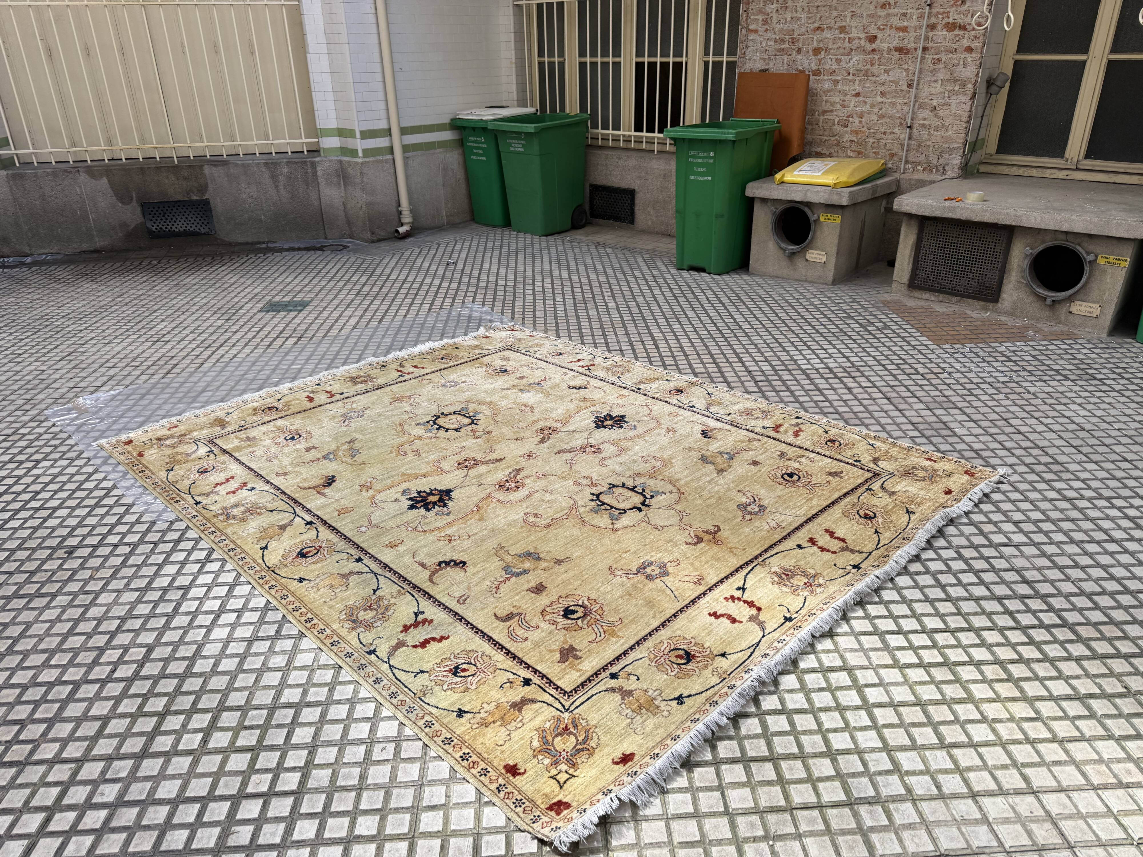 Tapis d’Orient noué main en laine, 287 × 237 cm