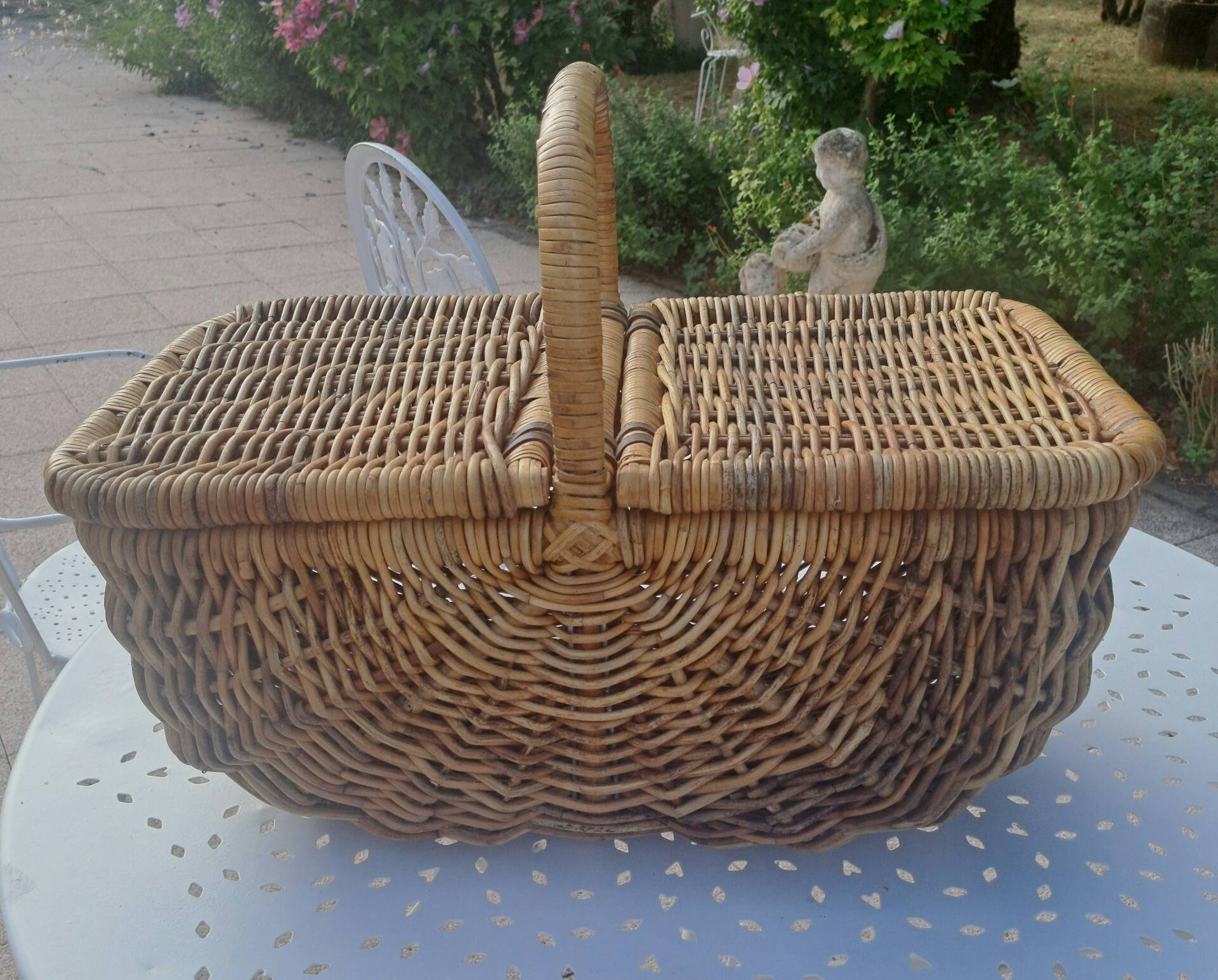 Wicker picnic basket