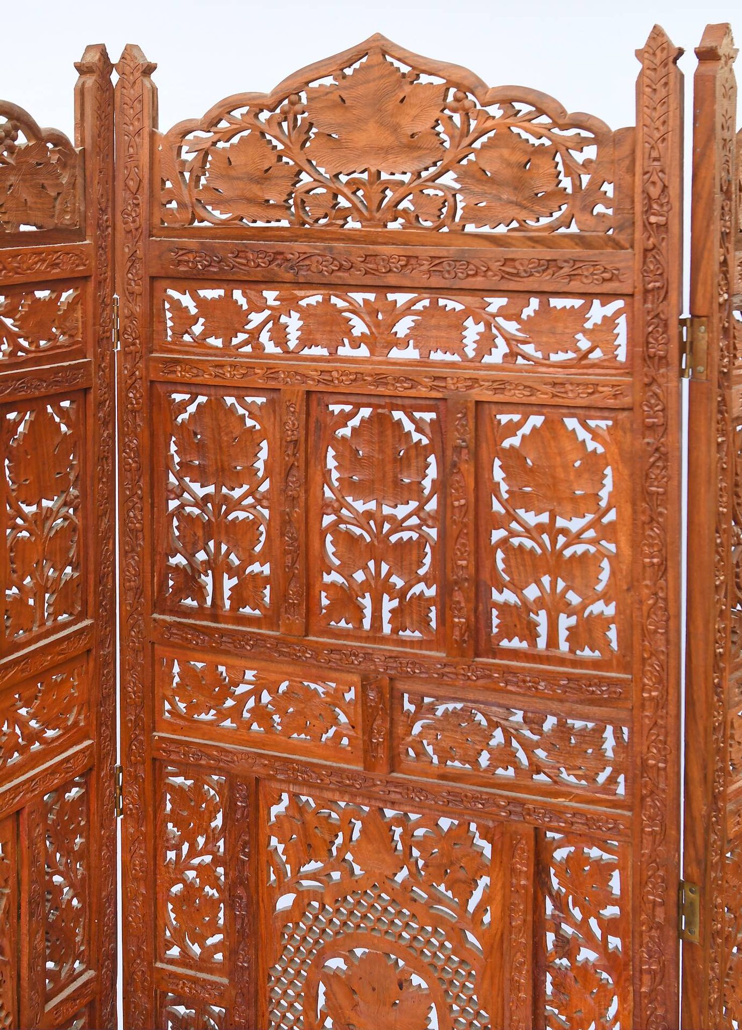 Indian screen with 4 leaves in teak wood with rich openwork decoration of grape leaves