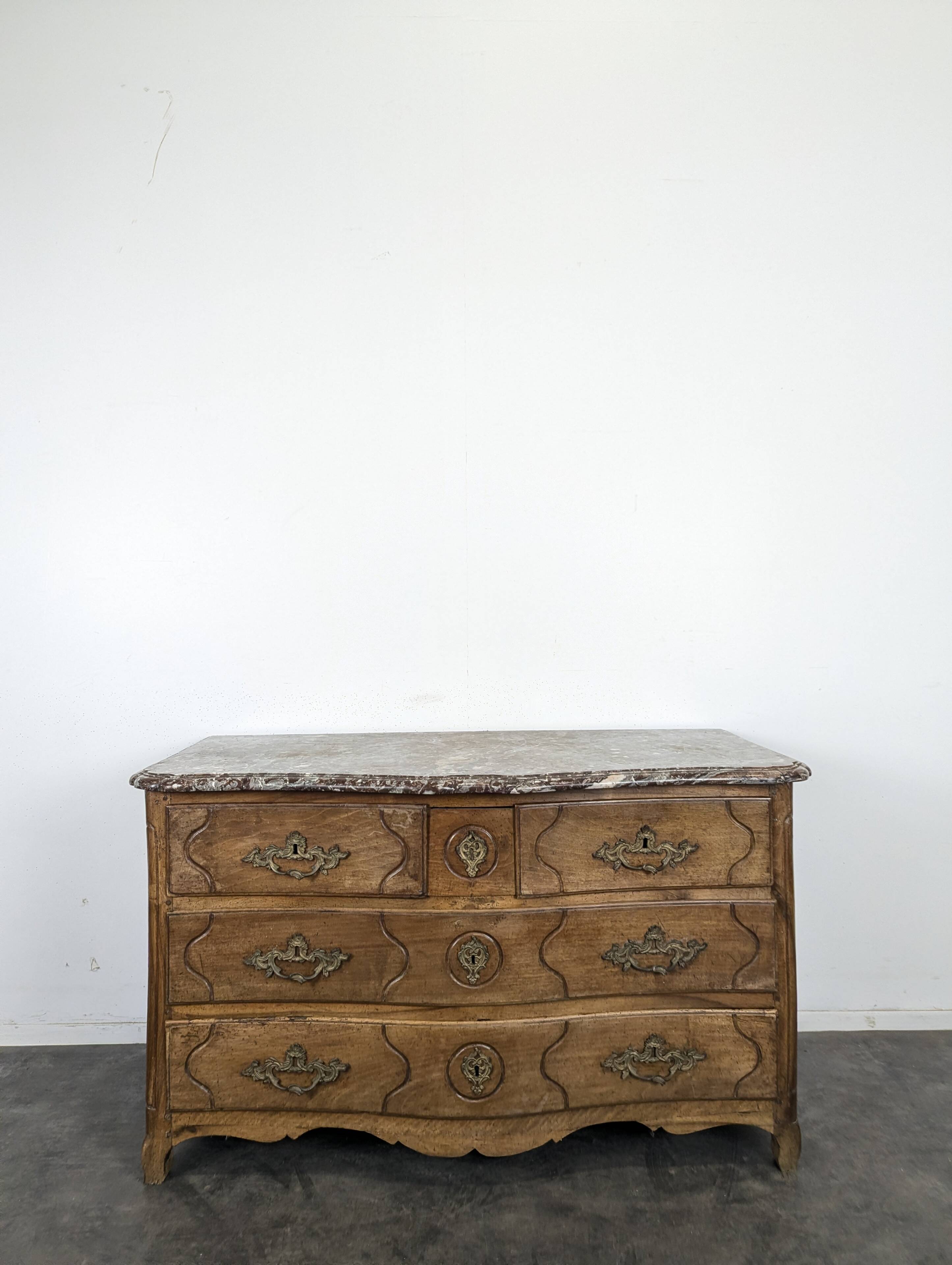 Commode Louis XV galbée en noyer dessus marbre XVIIIe