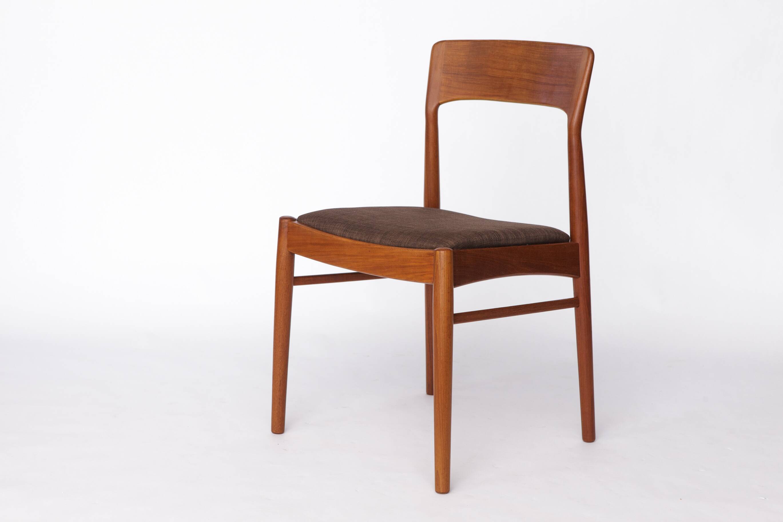 Ensemble de 4 chaises en teck Henning Kjærnulf – Design danois des années 1960 pour KS Møbler