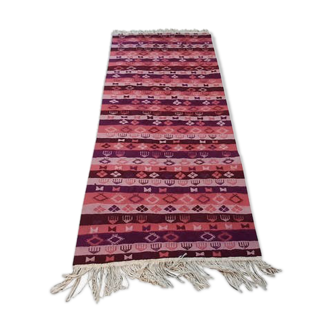 Tapis kilim marocain rayé rose et violet en laine fait à la main