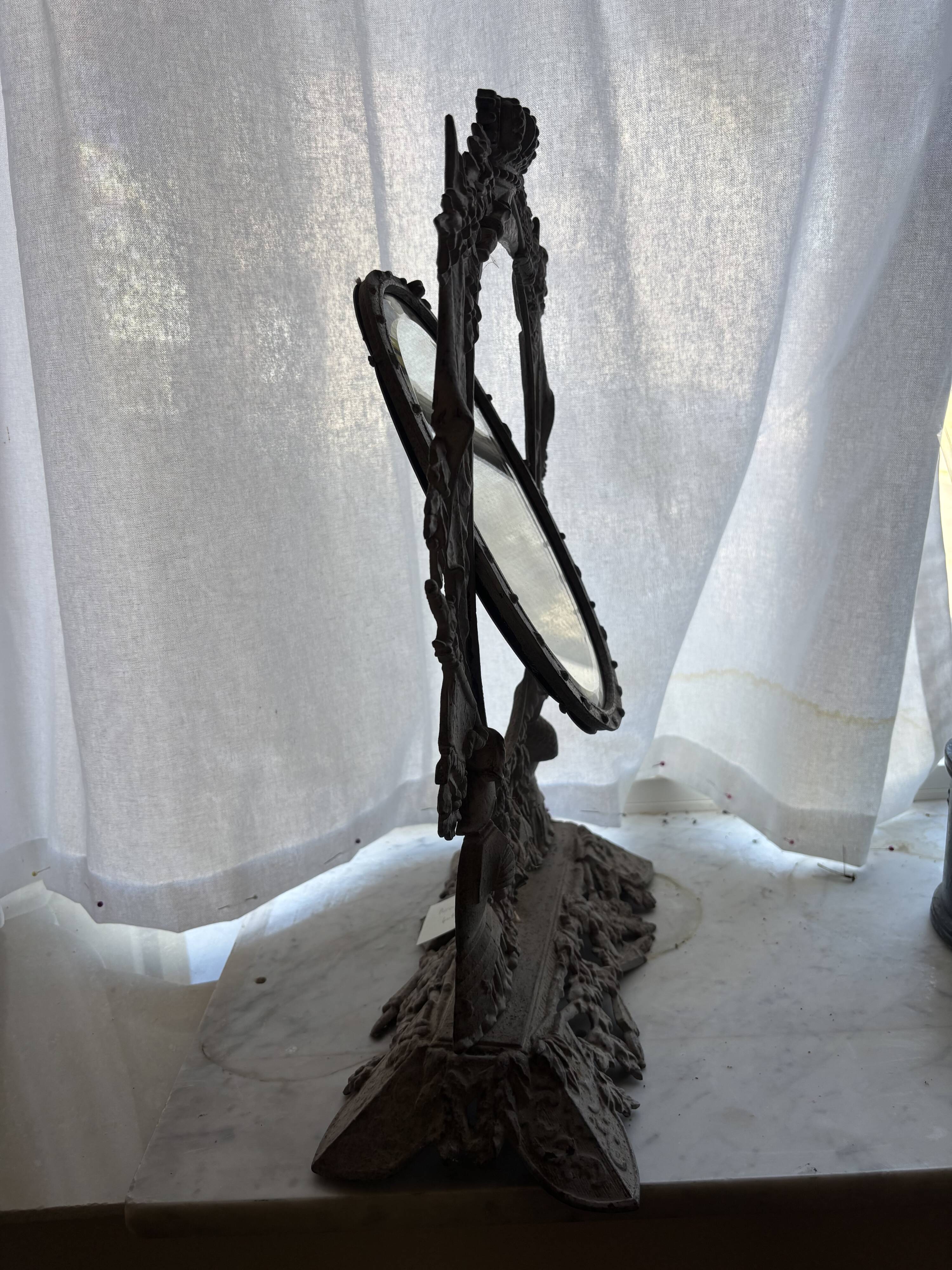 Table mirror in cast iron