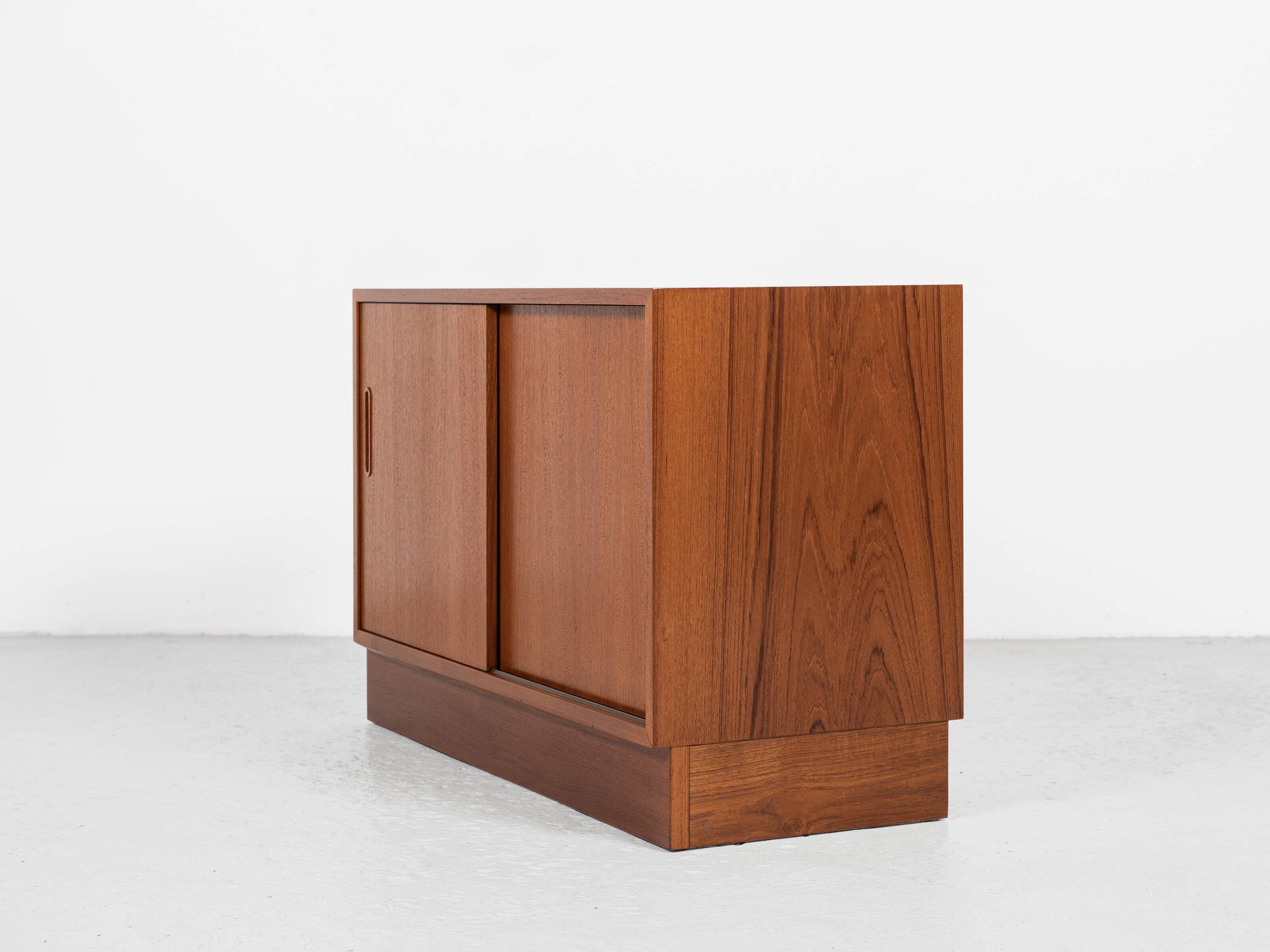 Midcentury Danish lowboard in teak with 2 sliding doors by Hundevad 1960s - 108cm