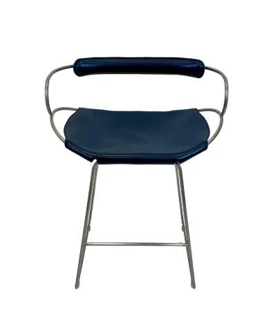 Tabouret de bar contemporain organique avec dossier en métal noir fumé et cuir bleu marine