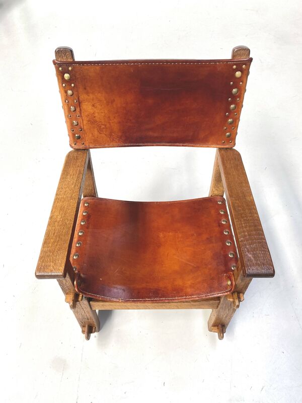 Chaise de château brutaliste ancienne faite à la main en chêne et cuir cognac, années 1920.