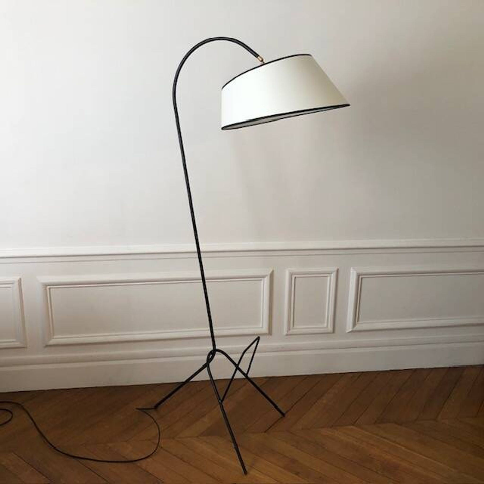 Lampadaire tripode et porte revue 1950