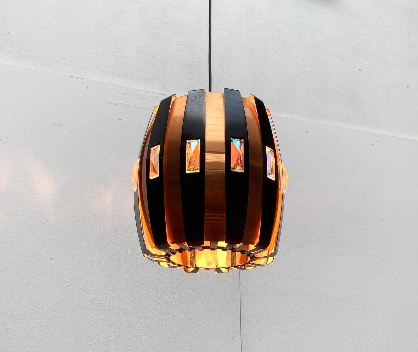 Lampe suspension danoise en métal cuivre et noir et prisme de style mid-century modern par Werner Schou pour Coronell Elektro