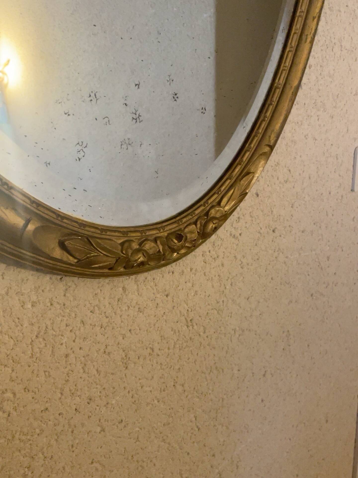Antique oval gold mirror with floral decoration – 105 × 70 cm Elegant mirror