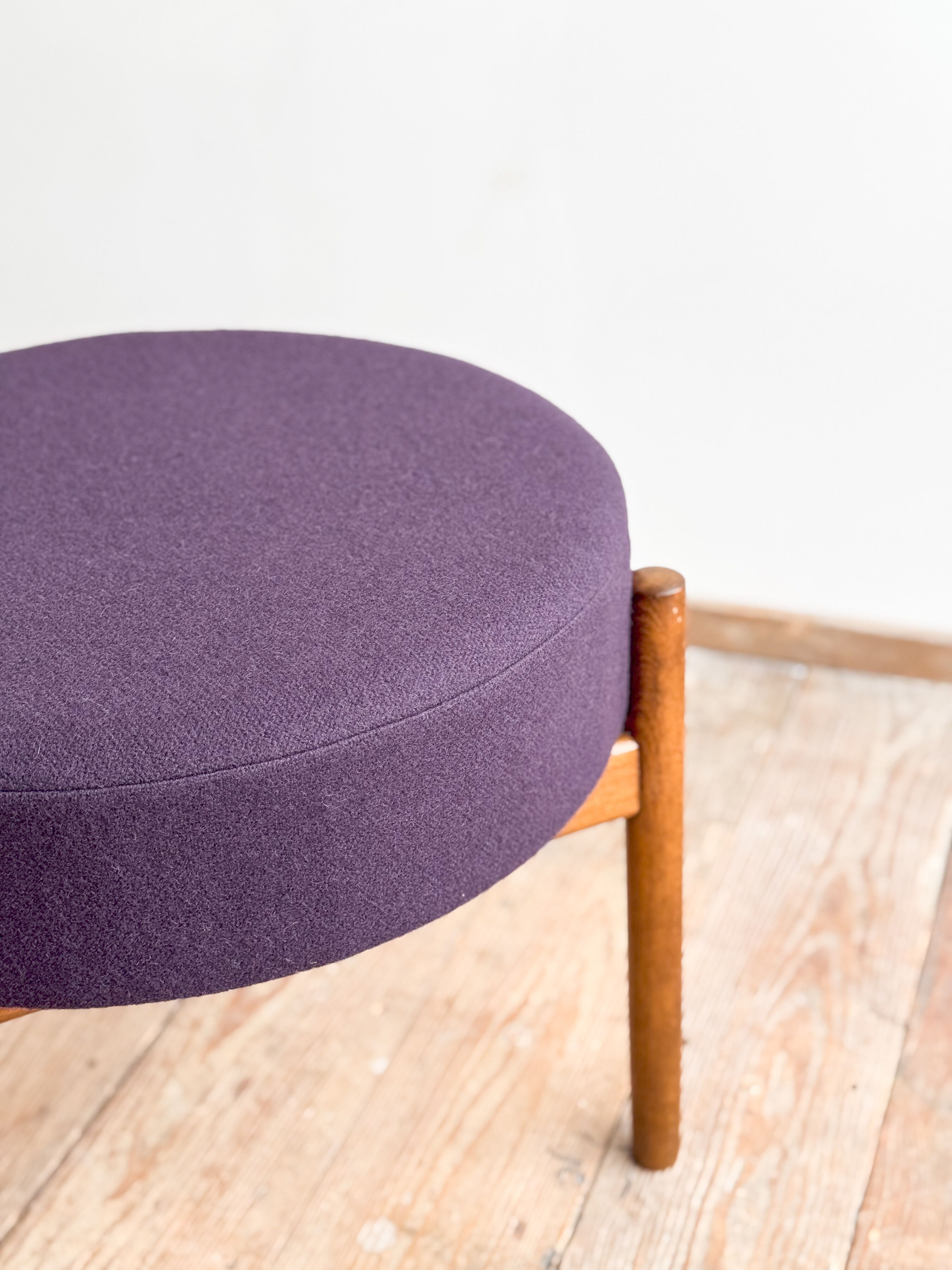 Tabouret Mid-Century en bois avec tissu Kvadrat, design danois