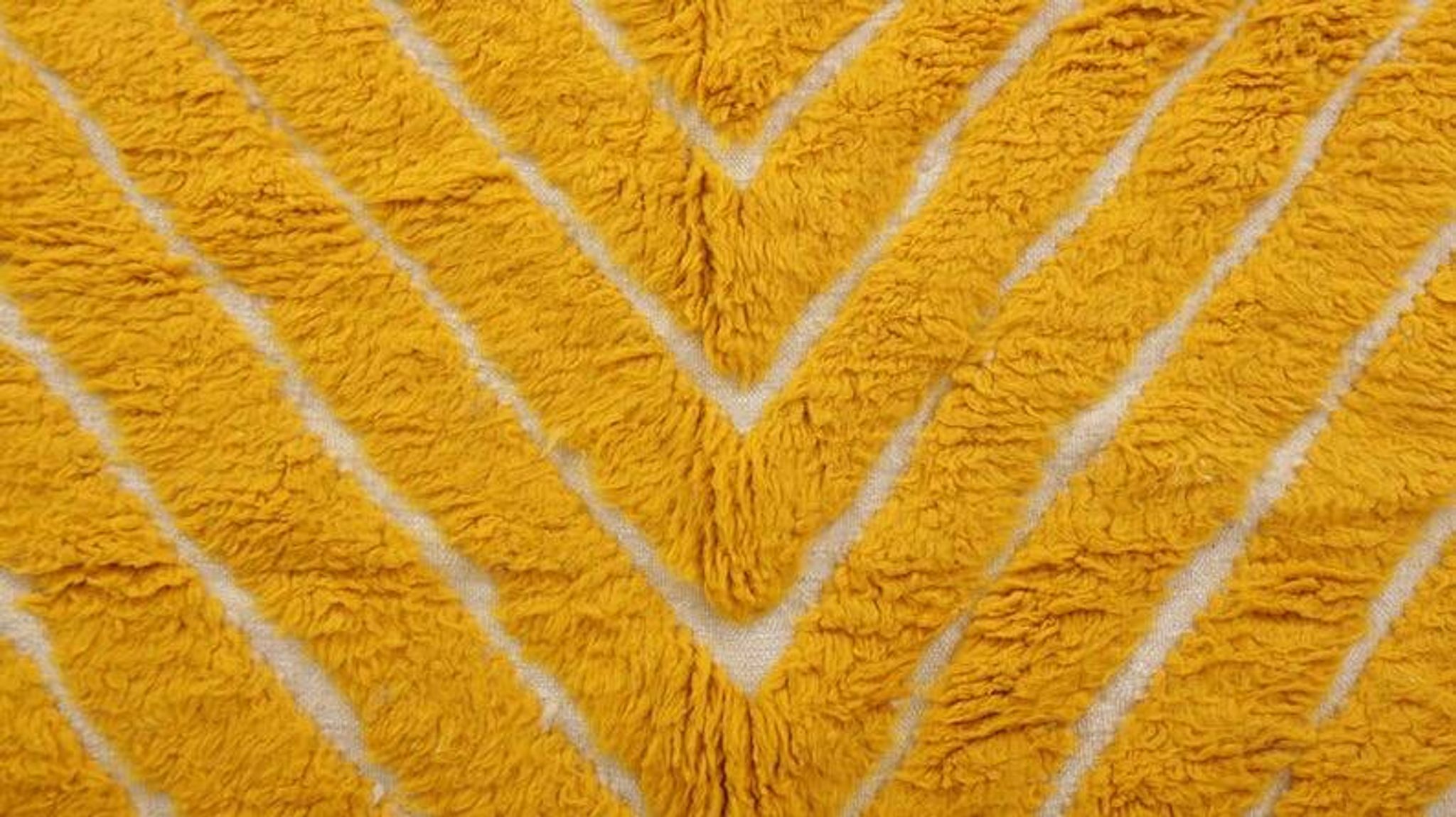 Ecru Moroccan rug with geometric patterns 250cm x 150cm