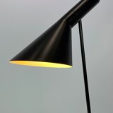 Lampe de table noire conçue par Arne Jacobsen et fabriquée par Louis Poulsen