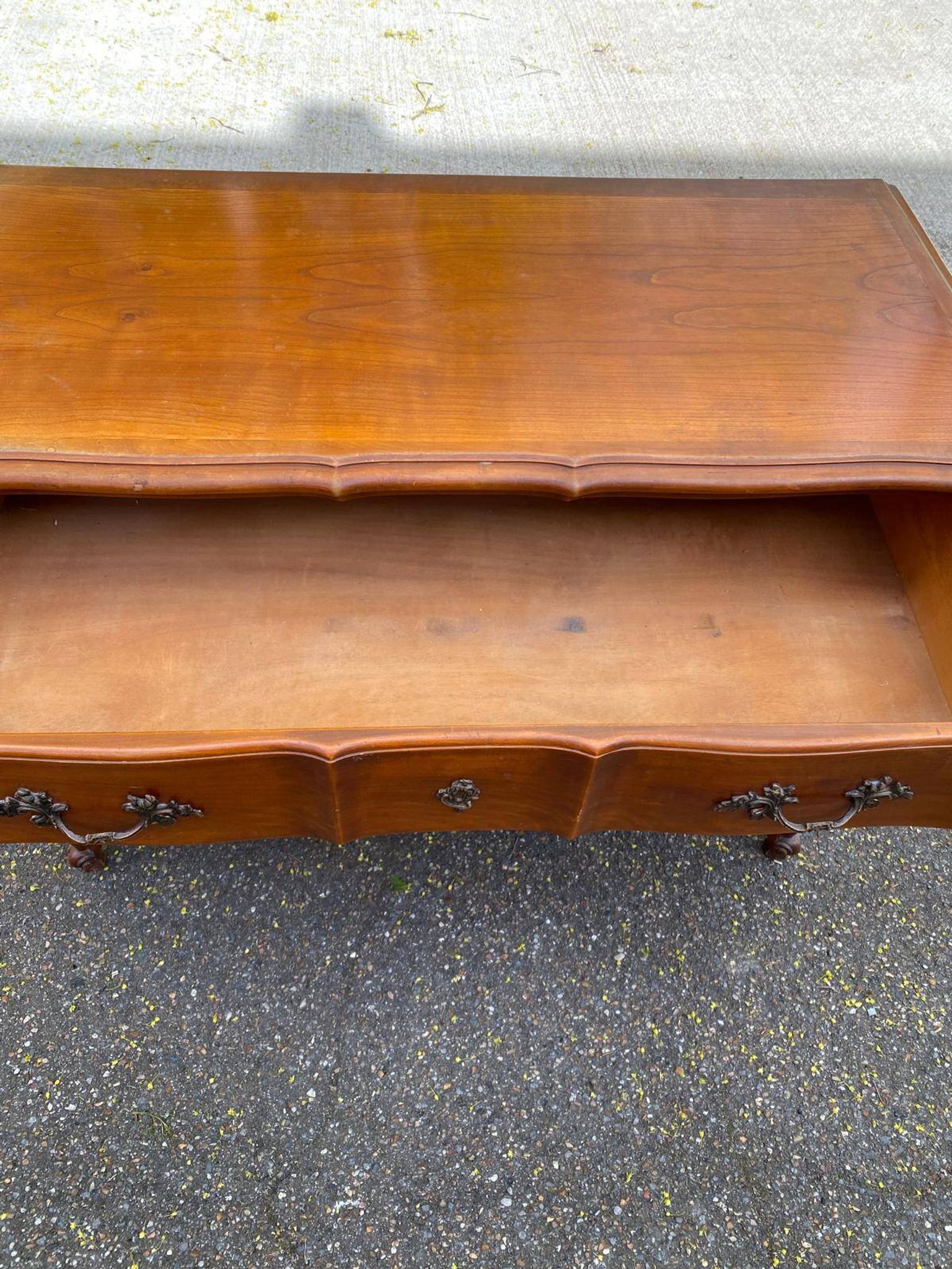 Commode arbalète Louis XV en bois massif merisier du 20ème
