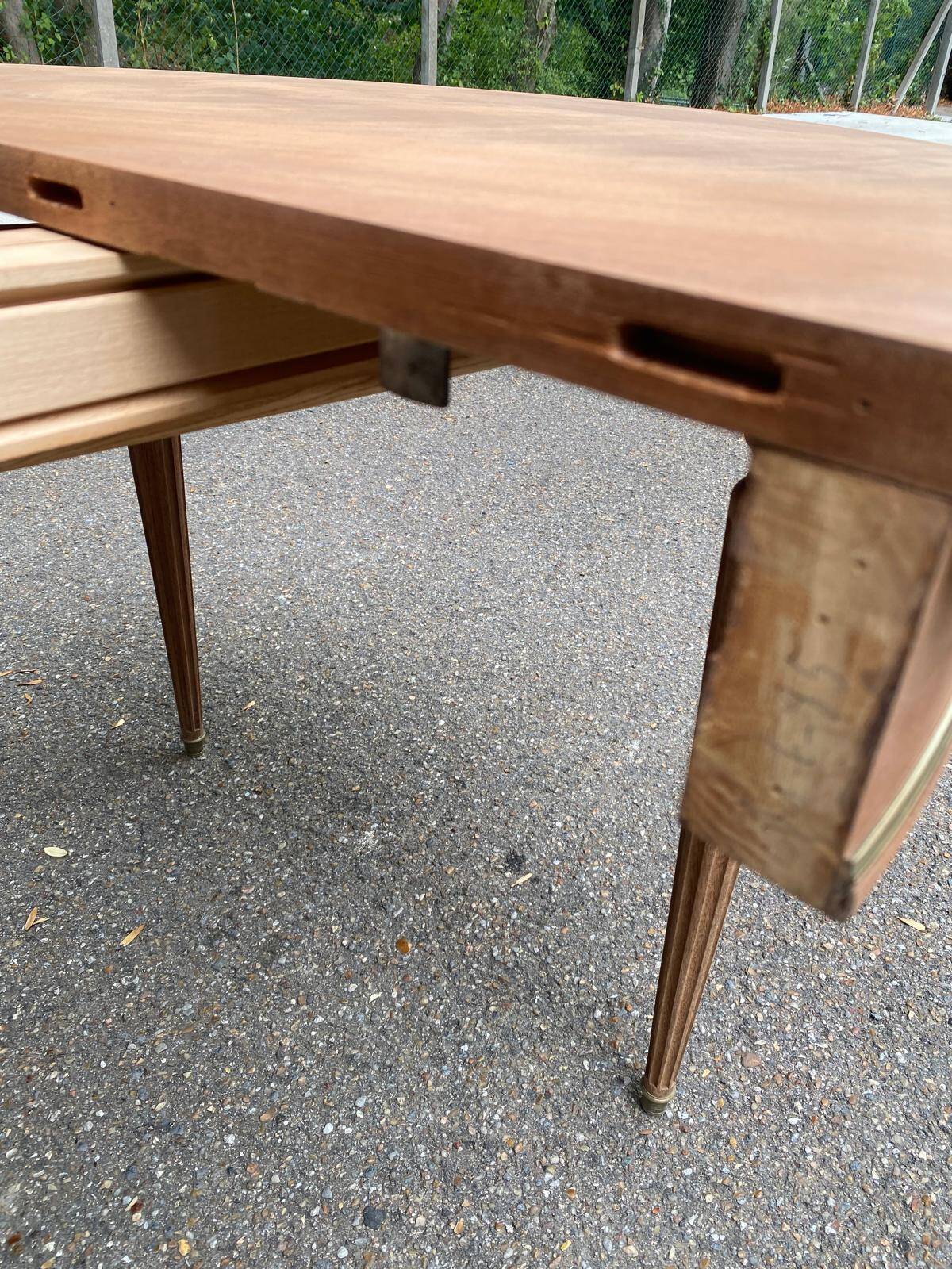 Table à manger ronde extensible Louis XVI décapée en acajou massif et laito