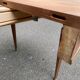 Table à manger ronde extensible Louis XVI décapée en acajou massif et laito