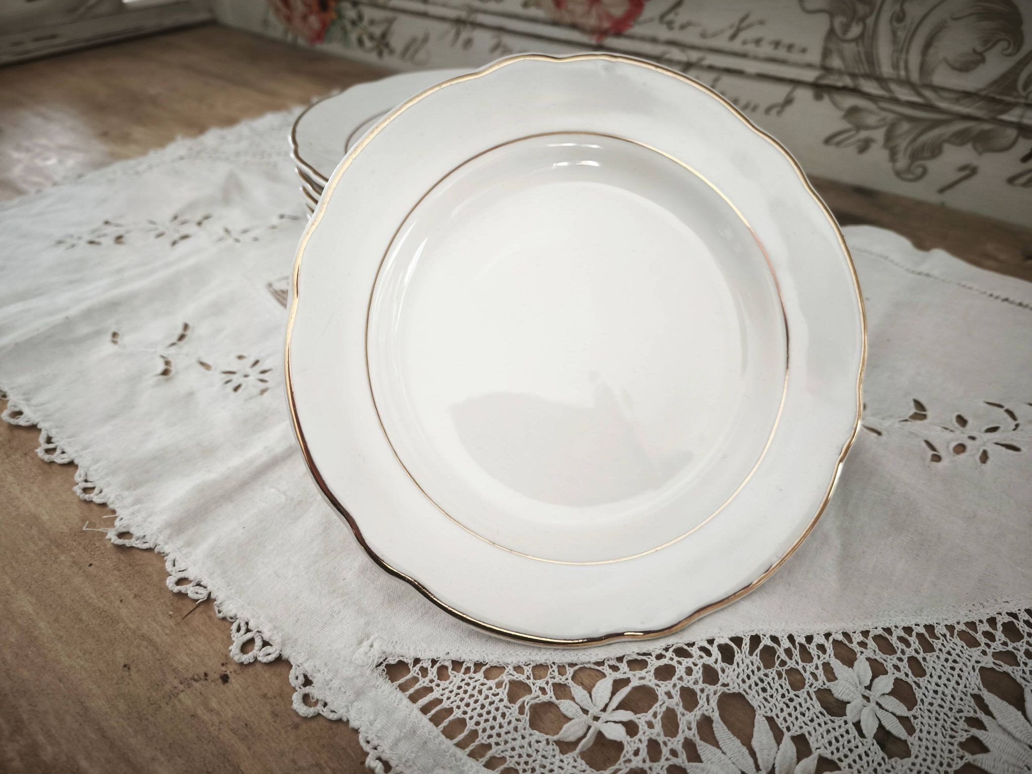 Lot de 12 assiettes à dessert en faïence blanche liseré doré Sarreguemines