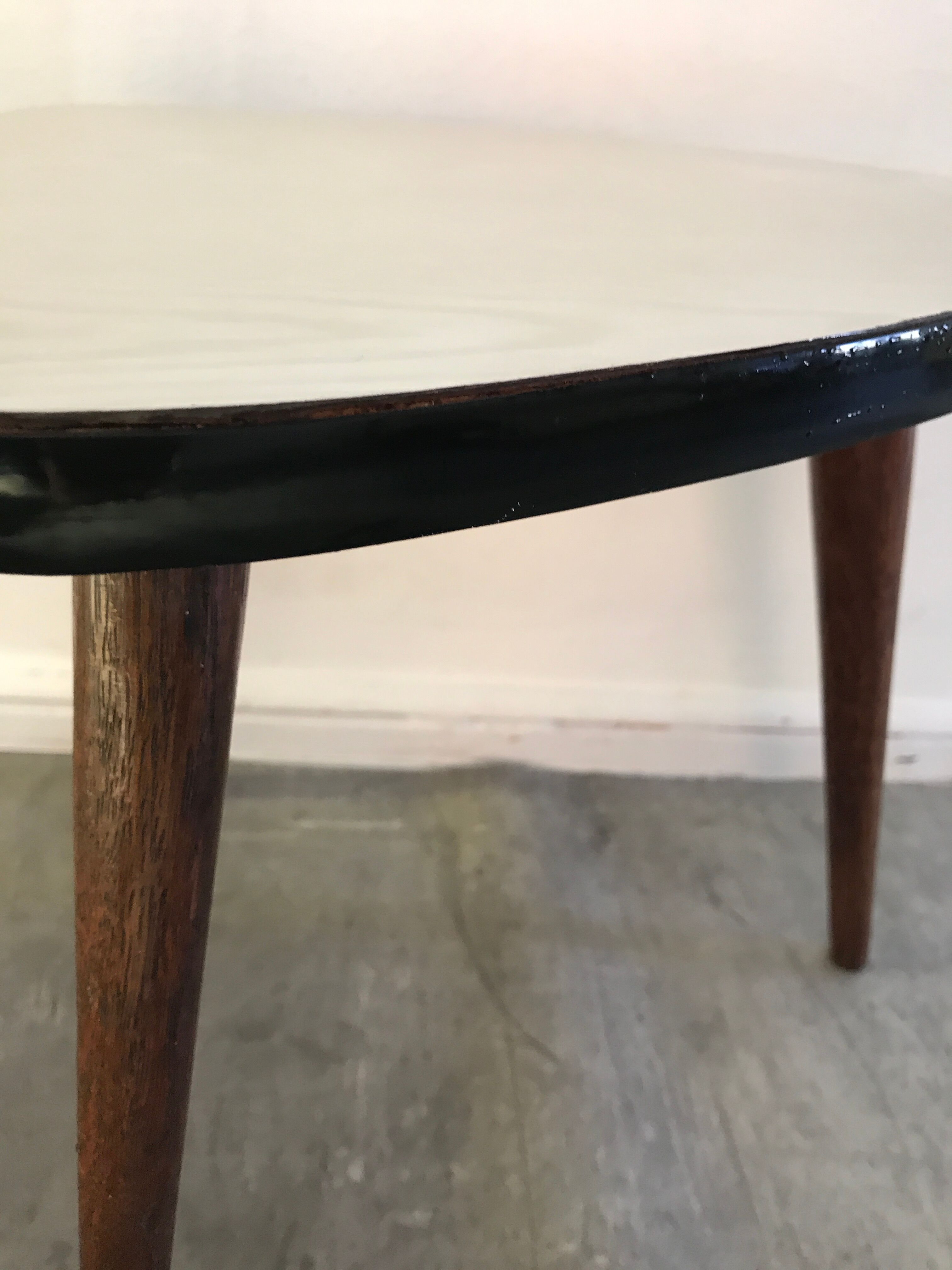 Small tripod table formica