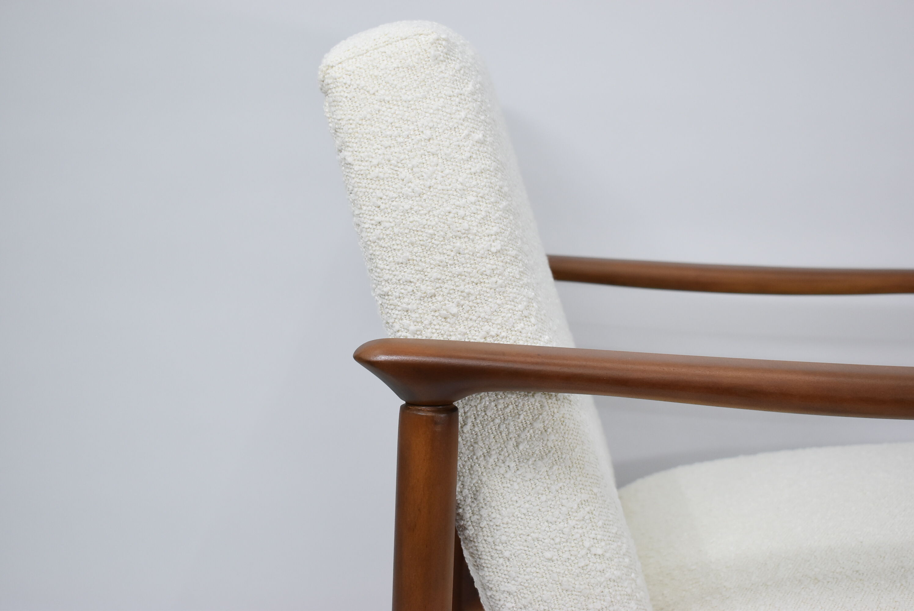 Fauteuil vintage original restauré poil de bras, designer E. Homma, années 1960, blanc bouclé