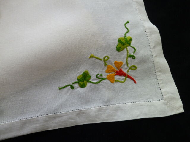 Set of 6 napkins in white linen embroidery in an angle
