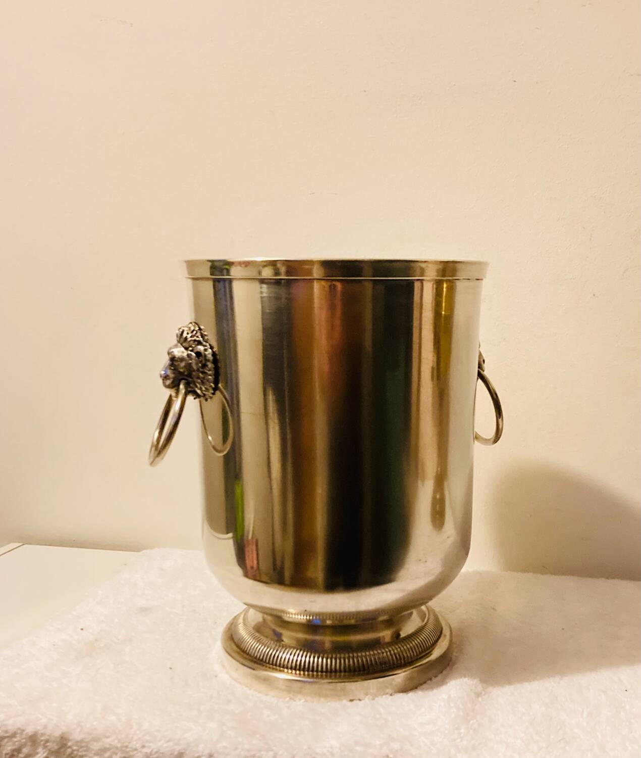 Silver-plated champagne bucket with lion heads from the 20th century, stamped.