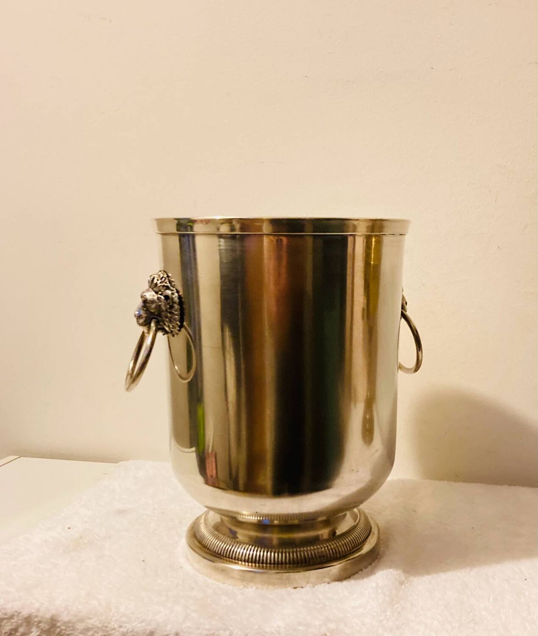 Silver-plated champagne bucket with lion heads from the 20th century, stamped.