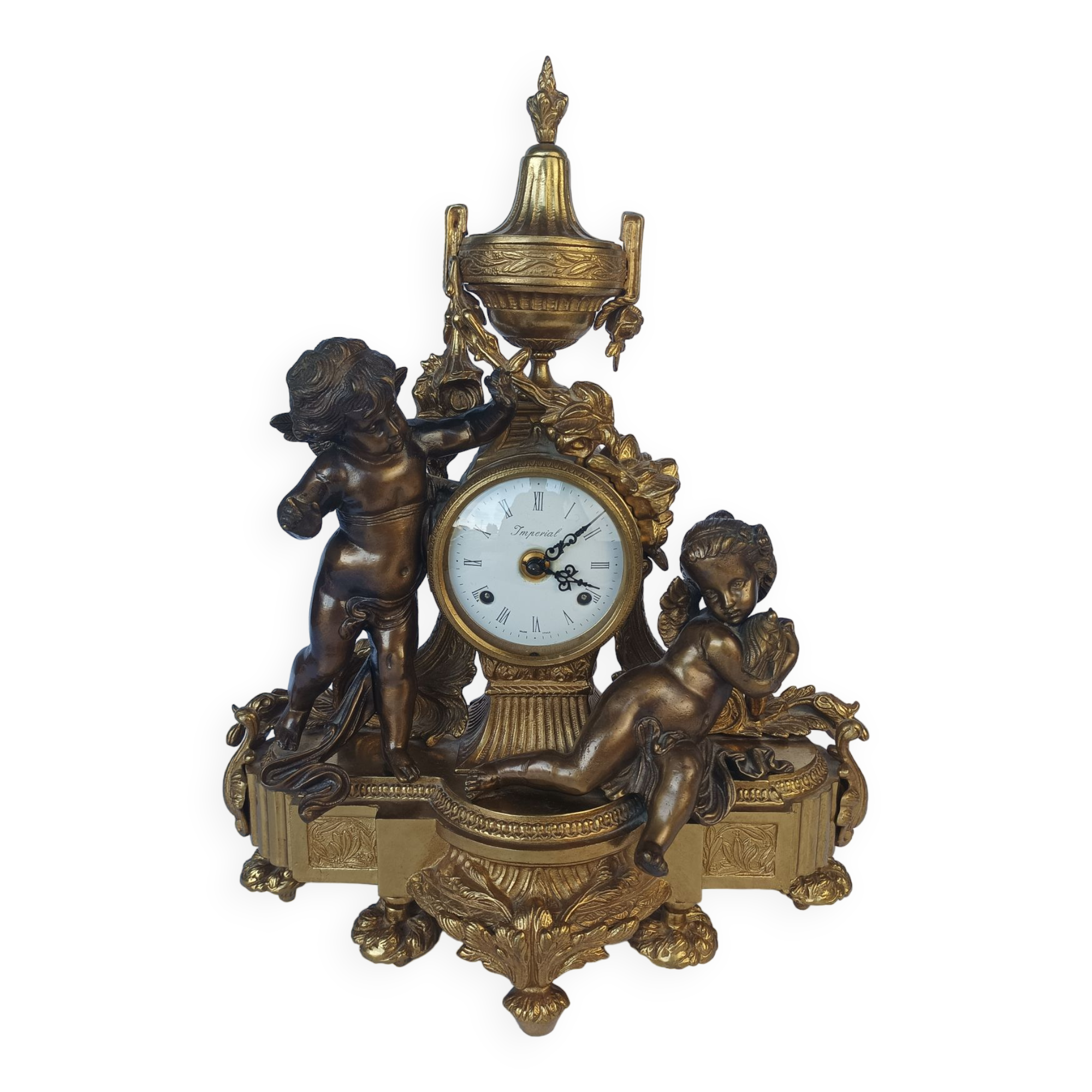 Horloge pendule Impérial en bronze doré décor angelots style Louis XVI