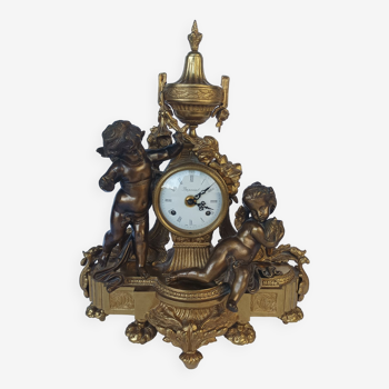 Horloge pendule Impérial en bronze doré décor angelots style Louis XVI