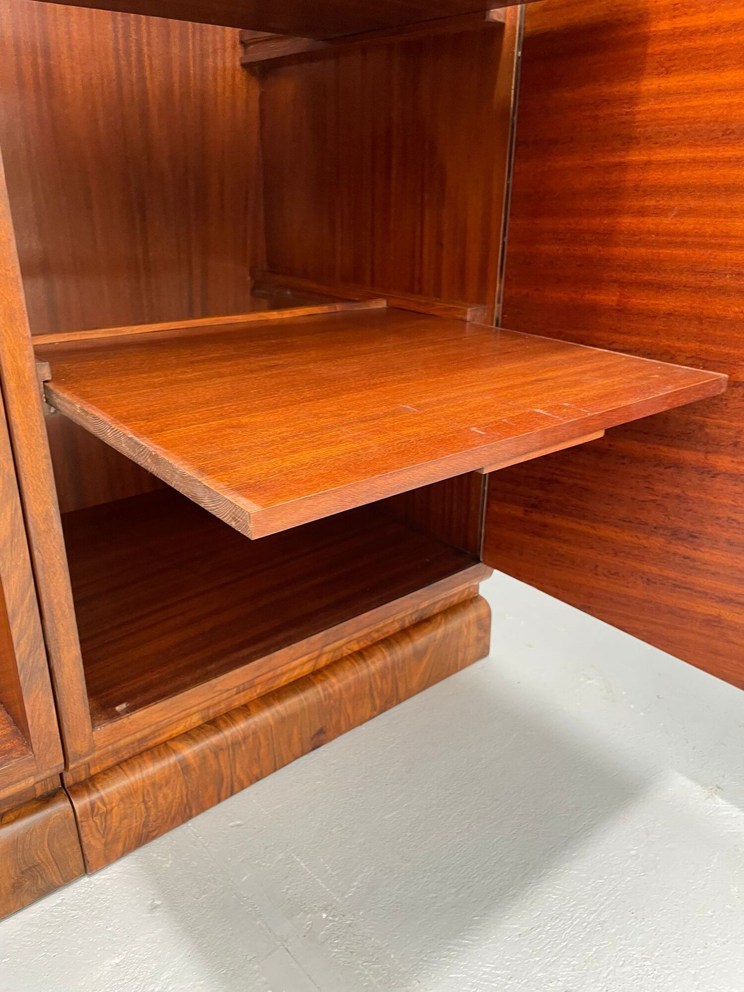 Armoire en placage de noyer restaurée d'influence Art Déco, années 1930