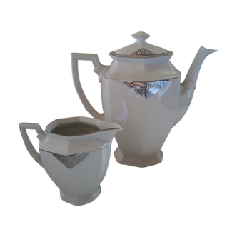 Teapot and sugar
