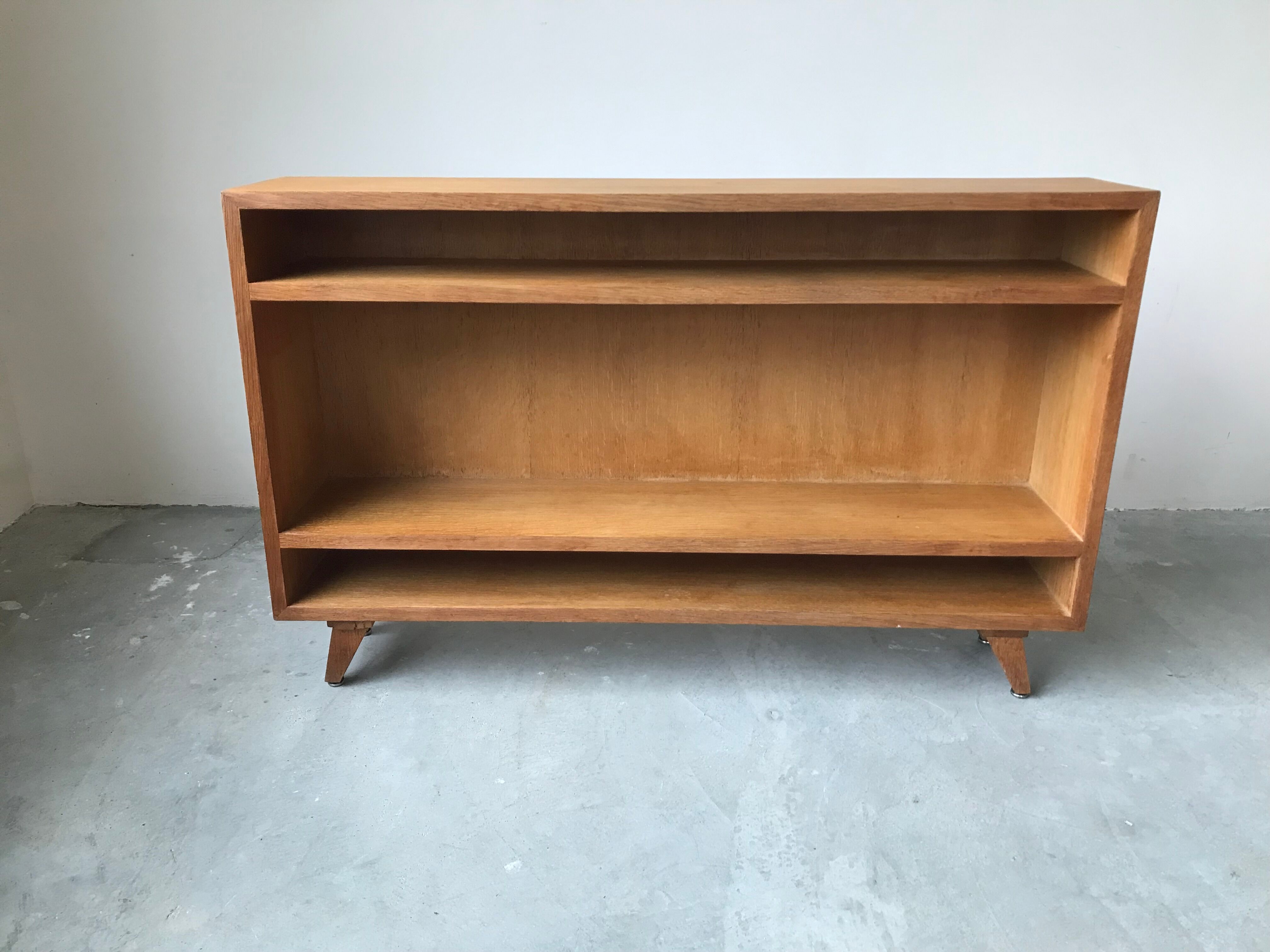 Small oak shelf, work of the 50s.