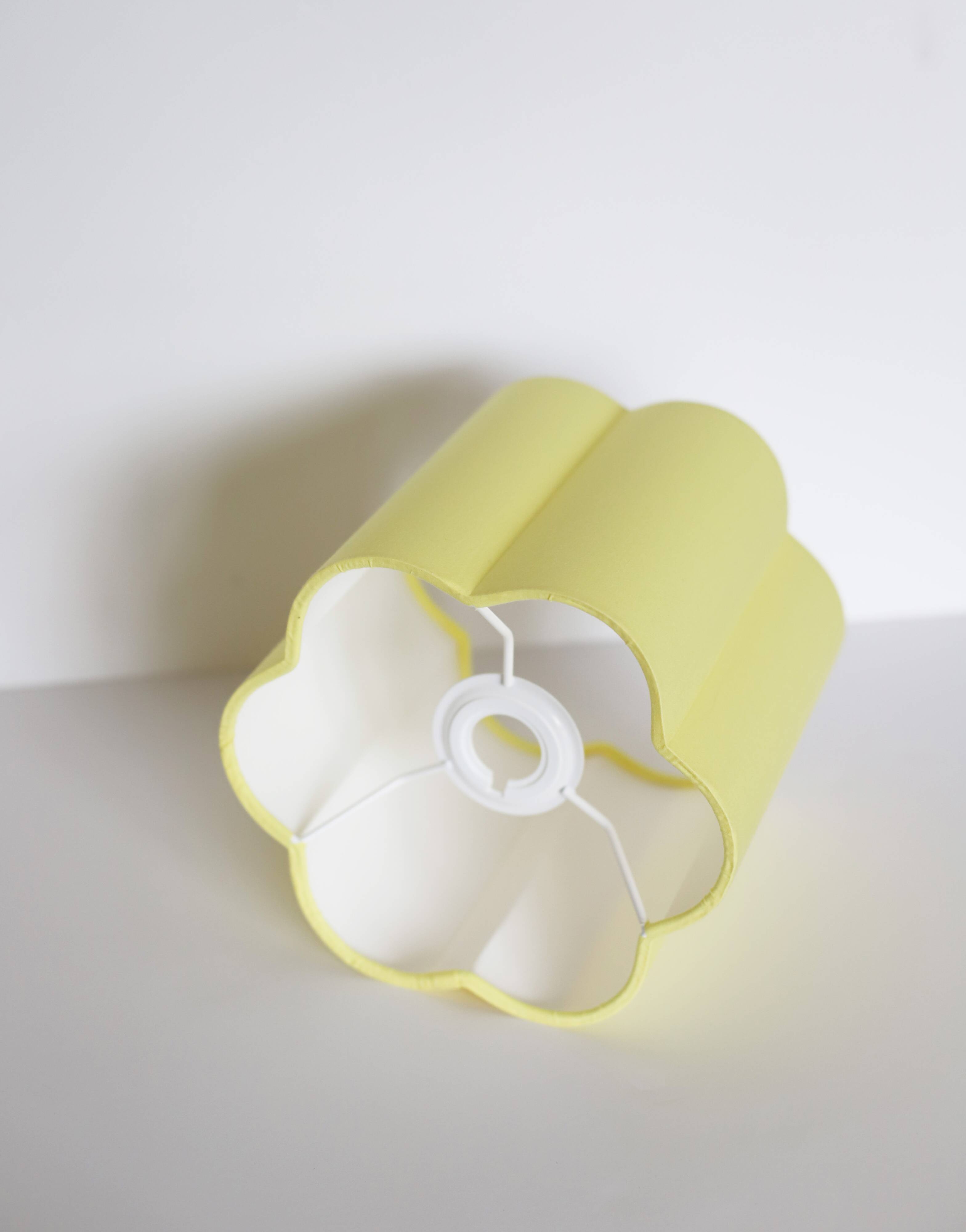 Plain flower-shaped lampshade Flora "Chick Yellow"
