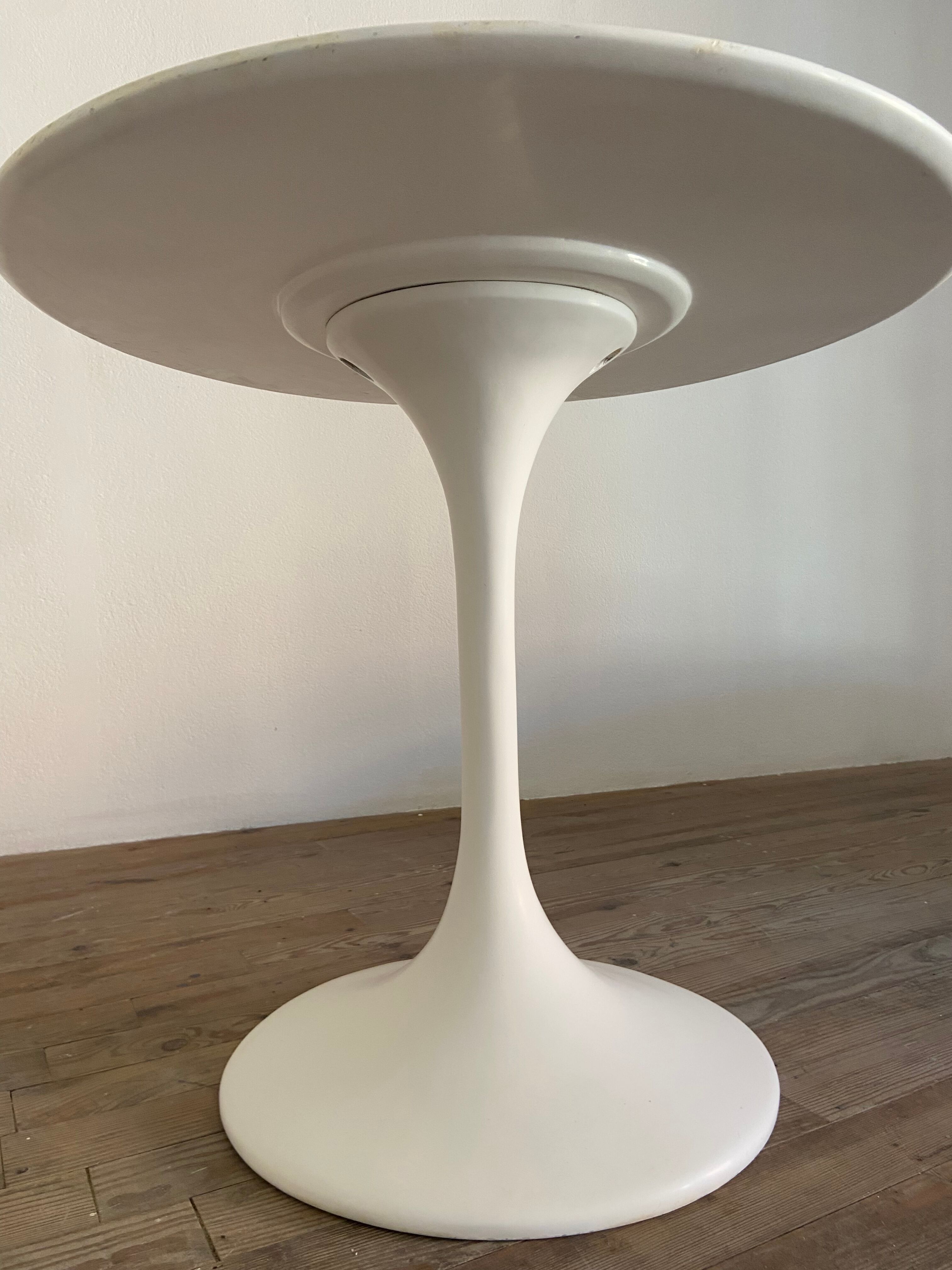 Vintage tulip table 1970