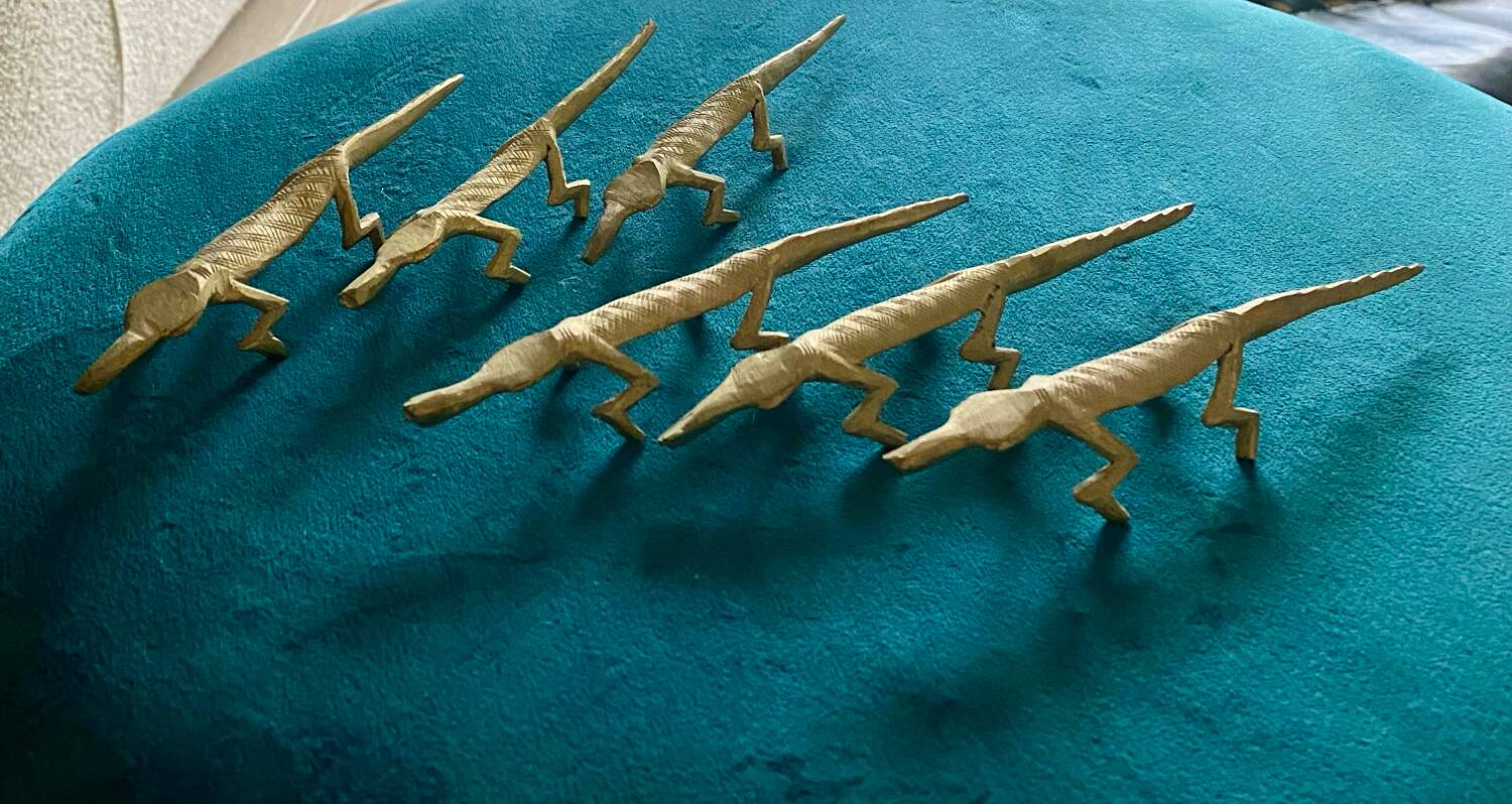 6 crocodile-shaped brass knife holders