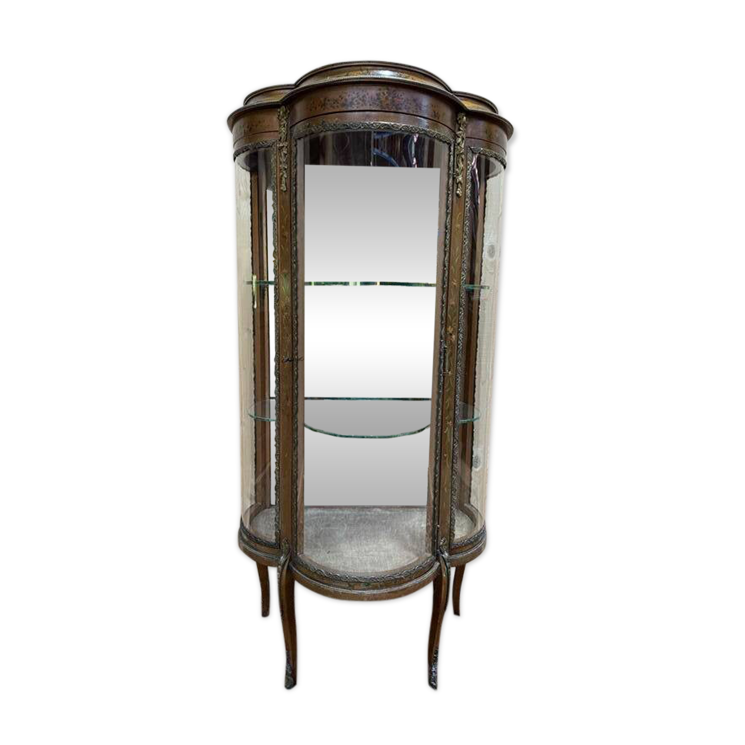 Vitrine galbée de style Louis XVen bois peint et bronze