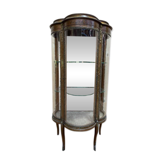 Vitrine galbée de style Louis XVen bois peint et bronze