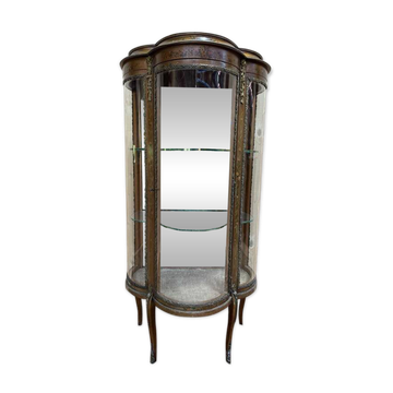 Vitrine galbée de style Louis XVen bois peint et bronze